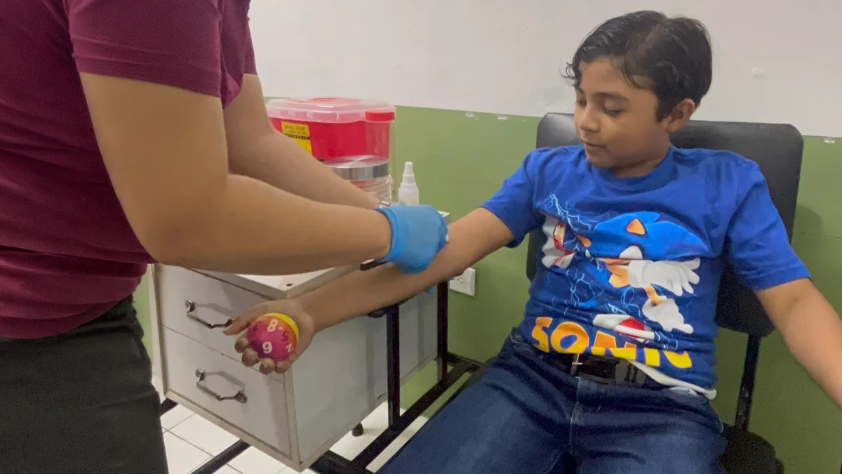 Toma de muestro a niño en Chinandega Toma de muestro a niño en Chinandega